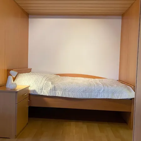 Haus Am Hügel Apartamento *